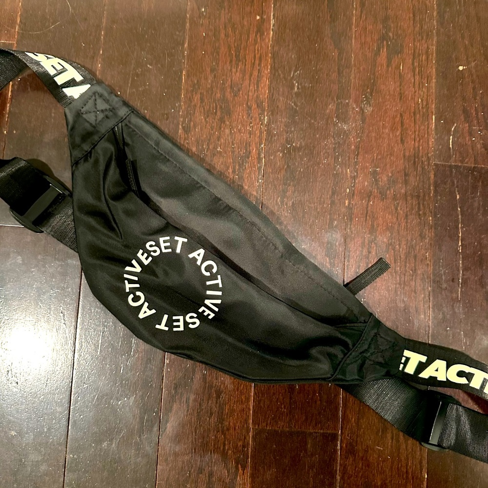 Set Active Cross Body Bag